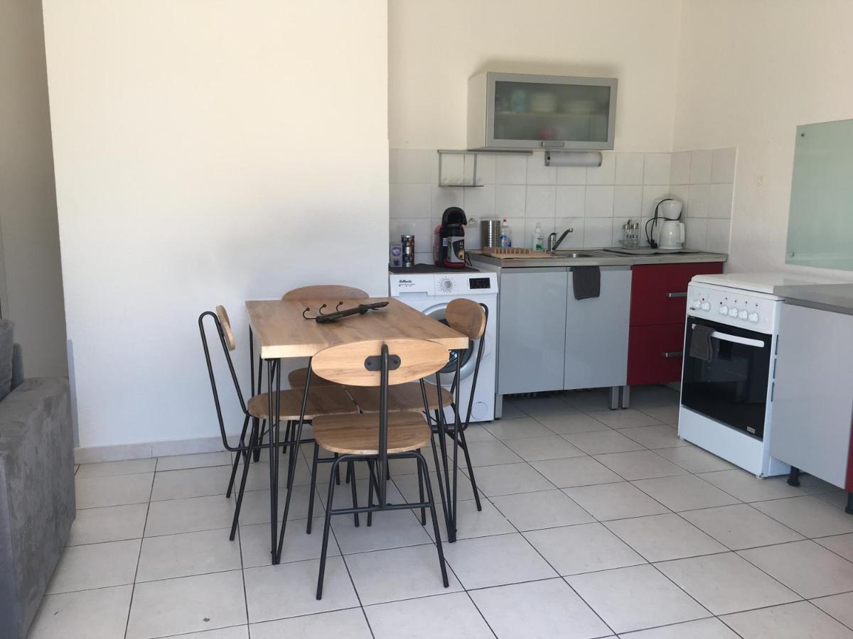 Proche Narbonne - AUDE 11- Saint pierre la Mer - ravissant pavillon plain pied F2- vaste terrasse - résidence avec piscine à 800M de la plage -Climatisé- parking privé - wifi gratuit Exterior foto
